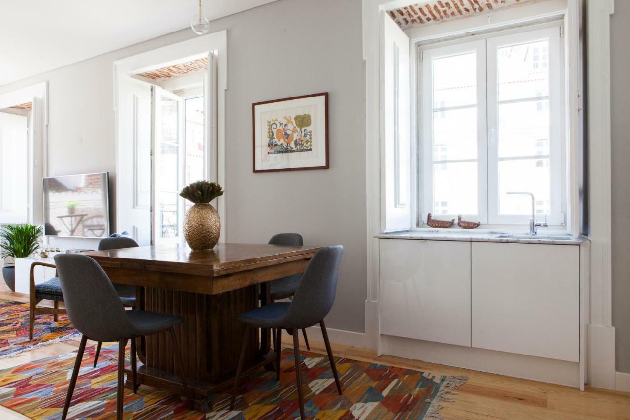 Alfama Sophisticate Flat With Balconies 2Bedrs 2Baths & Ac In 19Th Century Building Historic Center Apartment Lisbon Bagian luar foto